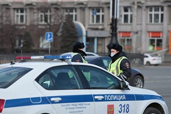 В Челябинской области автомобиль врезался в двери районной администрации