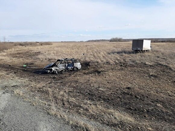 В Челябинской области легковушка врезалась в грузовик и загорелась. Есть погибшие