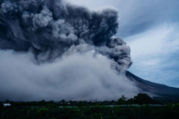 В Индонезии над пробудившимся вулканом Анак-Кракатау замечен НЛО