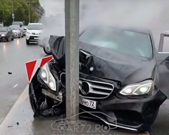 ГИБДД оштрафовала водителя, разбившего в Тюмени Mercedes об столб, на ₽24 тыс.