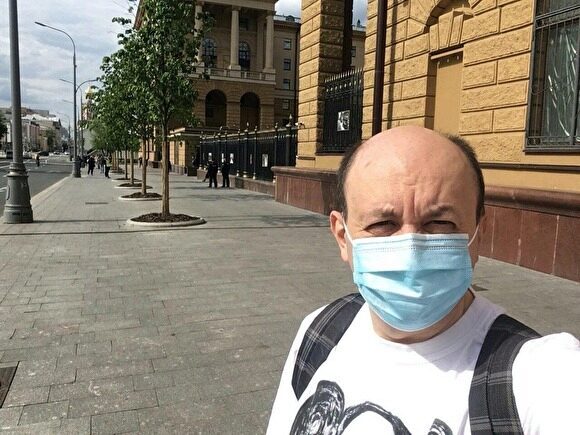 Главреда «Медиазоны» и сотрудников «Эха Москвы» задержали за пикеты в поддержку Азара