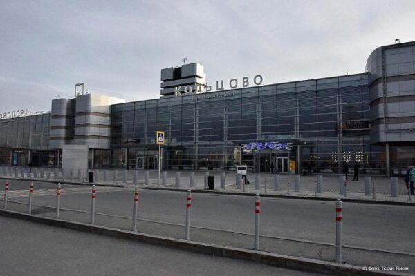Неизвестные сообщили об угрозе взрывов на бортах самолетов Москва - Екатеринбург и Москва - Санкт-Петербург