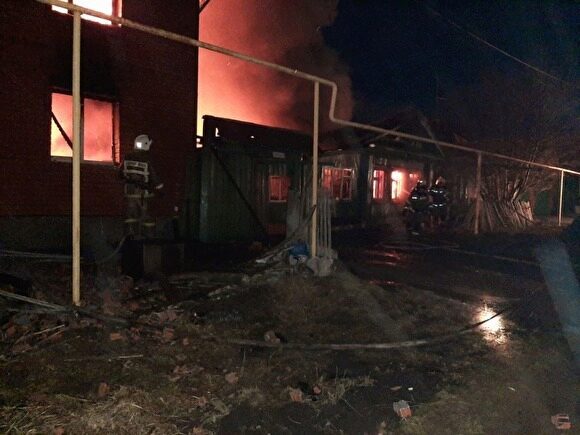 Под Екатеринбургом в деревне Кадниково сгорели два частных дома и баня