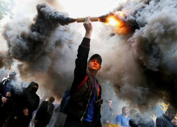Протесты в Киеве: митингующие жгли дымовые шашки и перекрывали Крещатик (ФОТО, ВИДЕО)