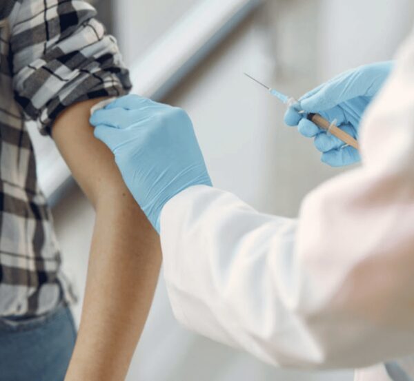 Российские ученые успешно испытали на себе вакцину от коронавируса