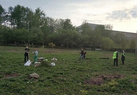 УрГУПС пожаловался в прокуратуру на жителей, высадивших деревья в парке вуза