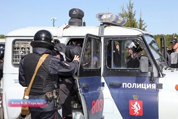 В Екатеринбурге неадекватный мужчина напал на полицейских. Они применили оружие