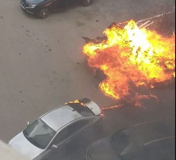 В Магнитогорске из-за пожара в мусорном баке сгорел автомобиль