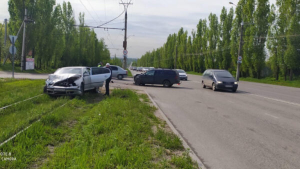 В селе Девица Липецкой области перевернулся автомобиль