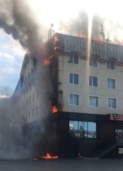 В Тюмени горит бизнес-центр «Парус»