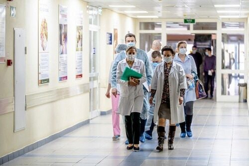 Более 50% новых случаев коронавируса за сутки пришлись на Сургут и Сургутский район