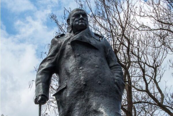 Из-за визита Макрона памятник Черчиллю вытащат из заточения