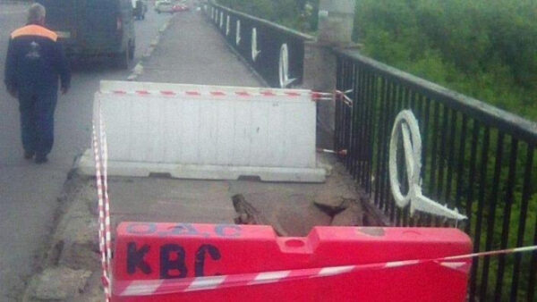 Это провал: на Сокольском мосту в Липецке лопнула плита