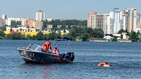 Липецкие спасатели вытащили из воды двух тонущих мужчин