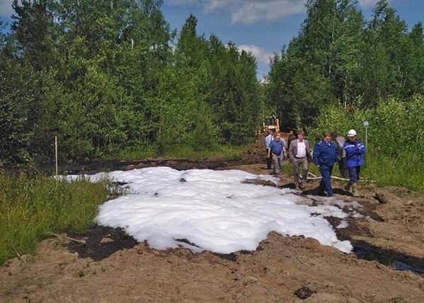 На севере Свердловской области разлилось восемь кубометров нефти