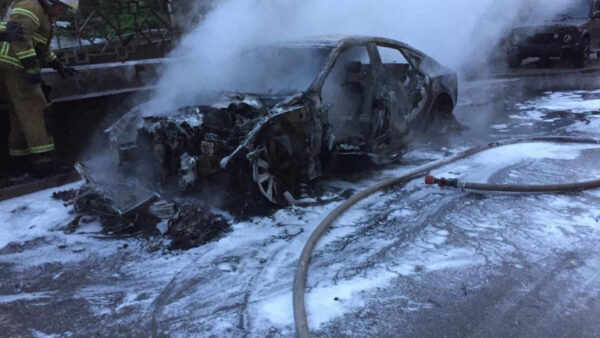 Ночью в Липецке сгорел автомобиль «Ауди Q7». Огонь перекинулся на еще 4 машины