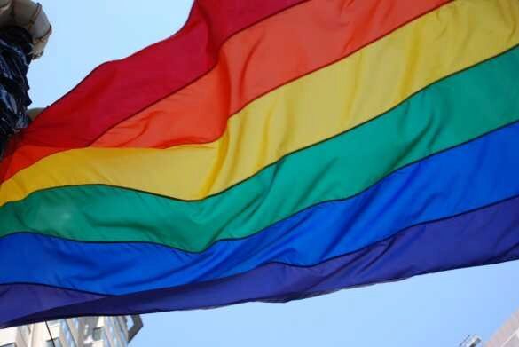 Посольство Британии, подражая США, вывесило флаг гомосексуалистов в Москве (ФОТО)