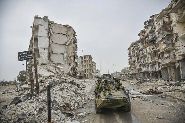 Сирийские военные и мирные жители преградили путь военной колонне США