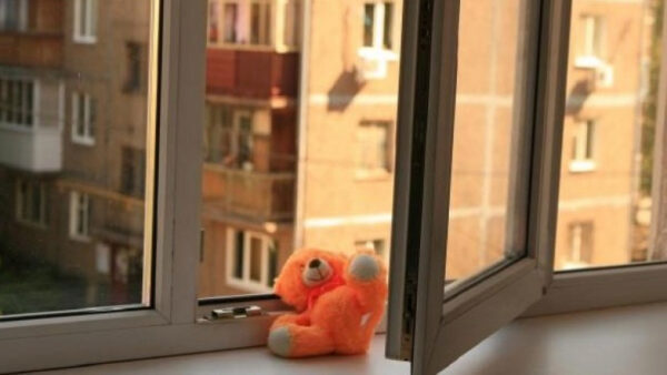 Спасатели в Липецке рассказали семьям с детьми, как обезопасить окна в многоэтажках