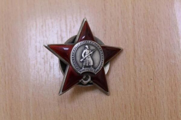 Свердловчанин пытался продать орден Красной Звезды за 500 рублей