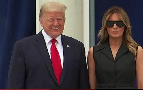 Трамп, заставлявший жену улыбаться, попал на видео