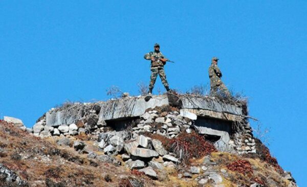 В боях между Индией и Китаем погибло более 60 солдат