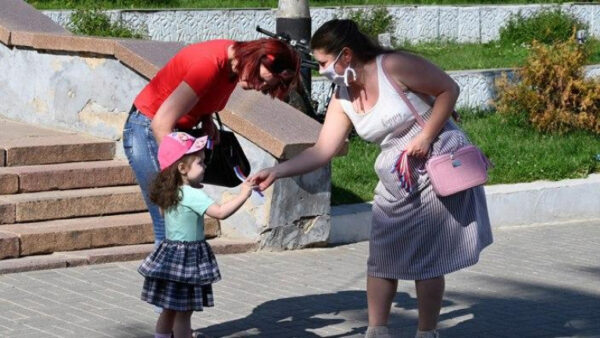В Ельце волонтёры раздают ленточки с российским триколором