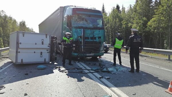 В Первоуральске грузовик врезался в фуру: двое погибли