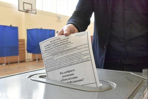 В первый день в голосовании по поправкам в Конституцию приняли участие свыше 10 млн. россиян