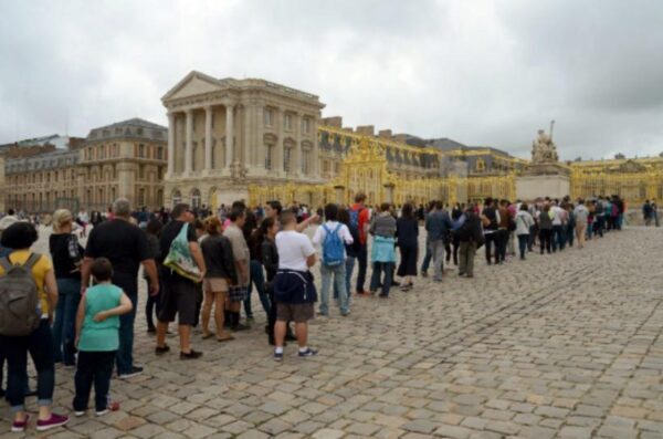 Во Франции после карантина открыли Версальский дворец для посетителей