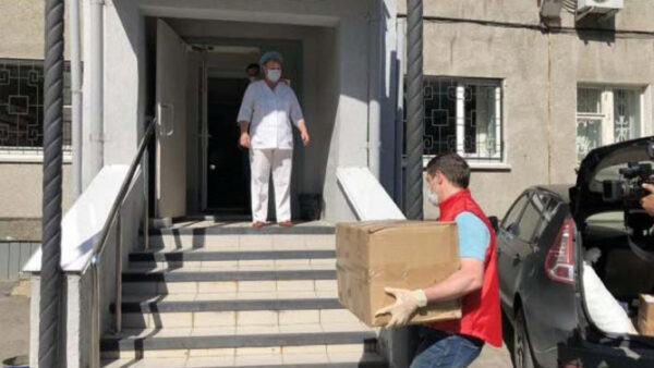 Волонтеры передали липецким медикам 19 коробок СИЗов