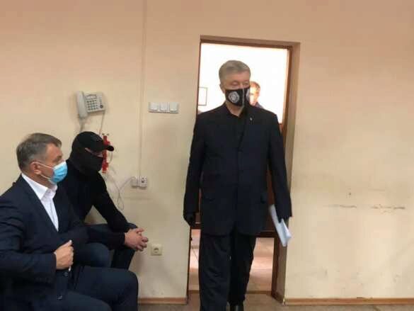 «Жалкое зрелище»: Судебное заседание по делу Порошенко закончилось
