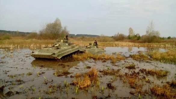 Американская бронетехника утонула в грязи на Украине (ФОТО)