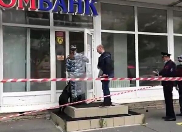 Камеры сняли вооруженное ограбление банка в Петербурге