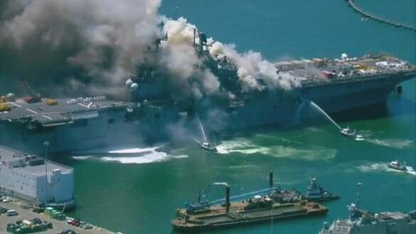 На десантном корабле ВМС США третий день не могут потушить пожар (ВИДЕО)