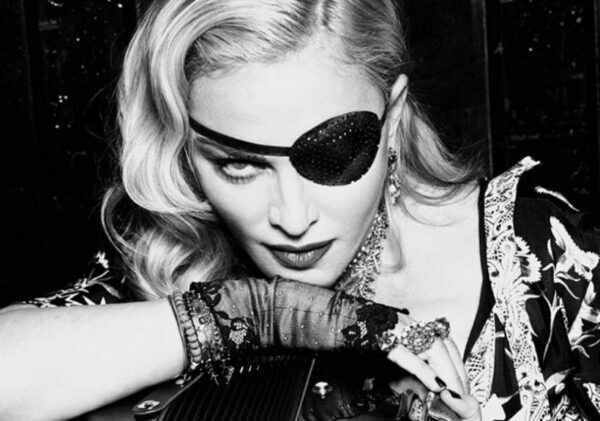 На костылях и топлес: 61-летняя Мадонна восхитила подписчиков новым фото
