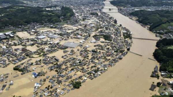 Наводнения и оползни стирают с лица Земли юг Японии