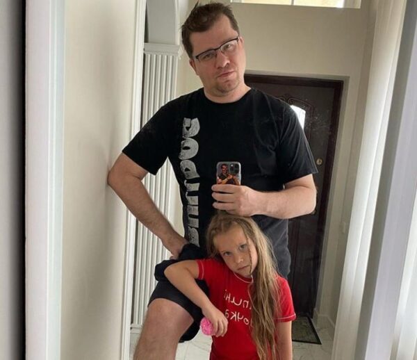 "Папкина копия": шестилетняя дочь Харламова в модных шортах повеселила отца танцем