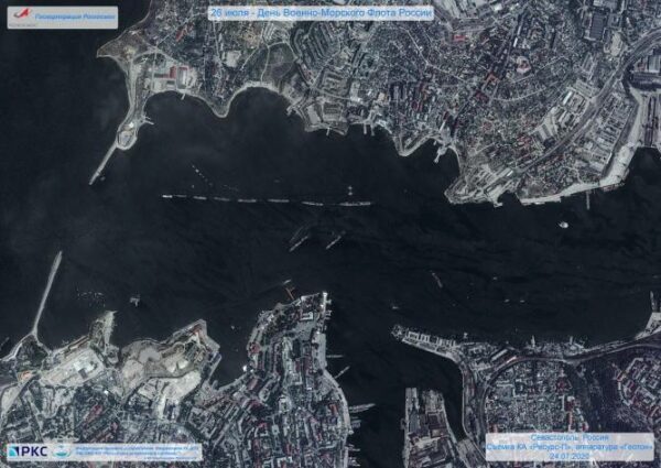 Роскосмос опубликовал снимки парадов ВМФ с околоземной орбиты