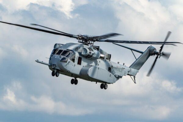 Самый большой вертолет США начал испытания на море