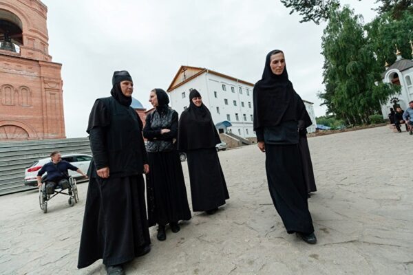 Сторонники отца Сергия провели для журналистов PR-тур в монастыре, где укрылся схимник