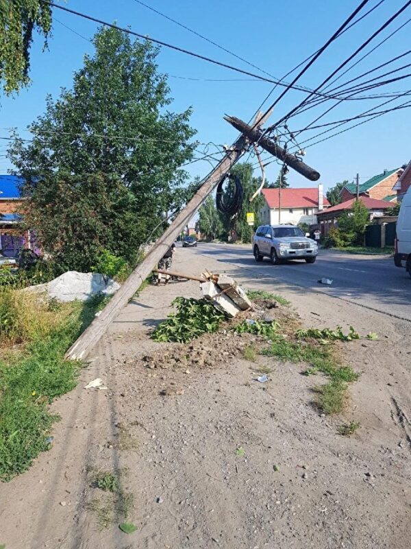 В Челябинске автомобиль врезался в столб. Участники ДТП сбежали