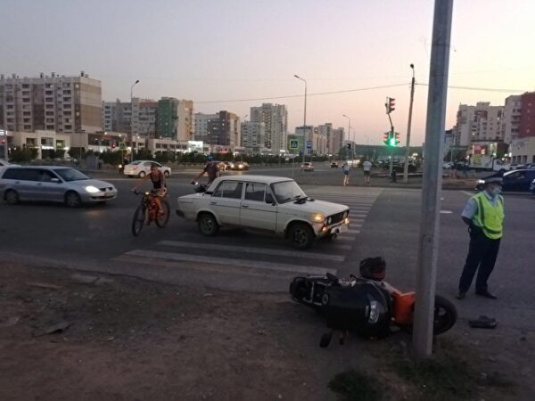 В Челябинске после лобового столкновения с ВАЗ мотоциклист влетел в столб