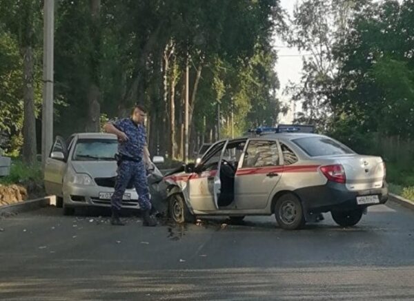 В Екатеринбурге за утро в ДТП попали автомобили ДПС и Росгвардии