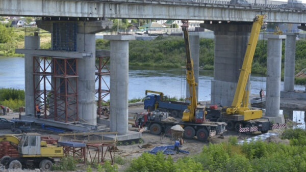 В Ельце строители завершили возведение новых опор моста