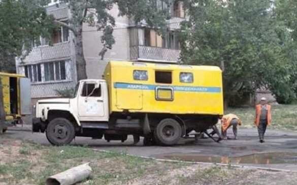 В Киеве грузовик водоканала приехал на вызов, но сам провалился в яму (ФОТО)