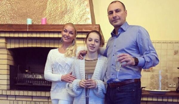 «Вдовин попал в секту йоги»: Волочкова рассказала, как отец ее ребенка задолжал ей 3 миллиона долларов