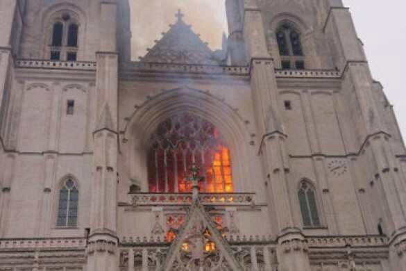 Во Франции вспыхнул кафедральный собор Петра и Павла (ФОТО, ВИДЕО)
