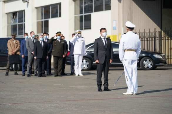 Зеленский в Одессе принял военный парад и поднялся на фрегат «Гетьман Сагайдачный» (ФОТО, ВИДЕО)