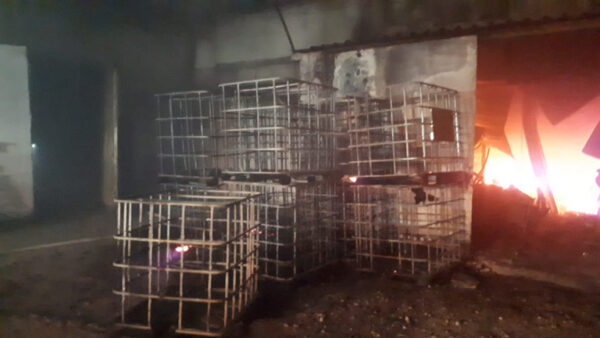 Этой ночью в Липецке спасатели 5 часов тушили пожар на складе